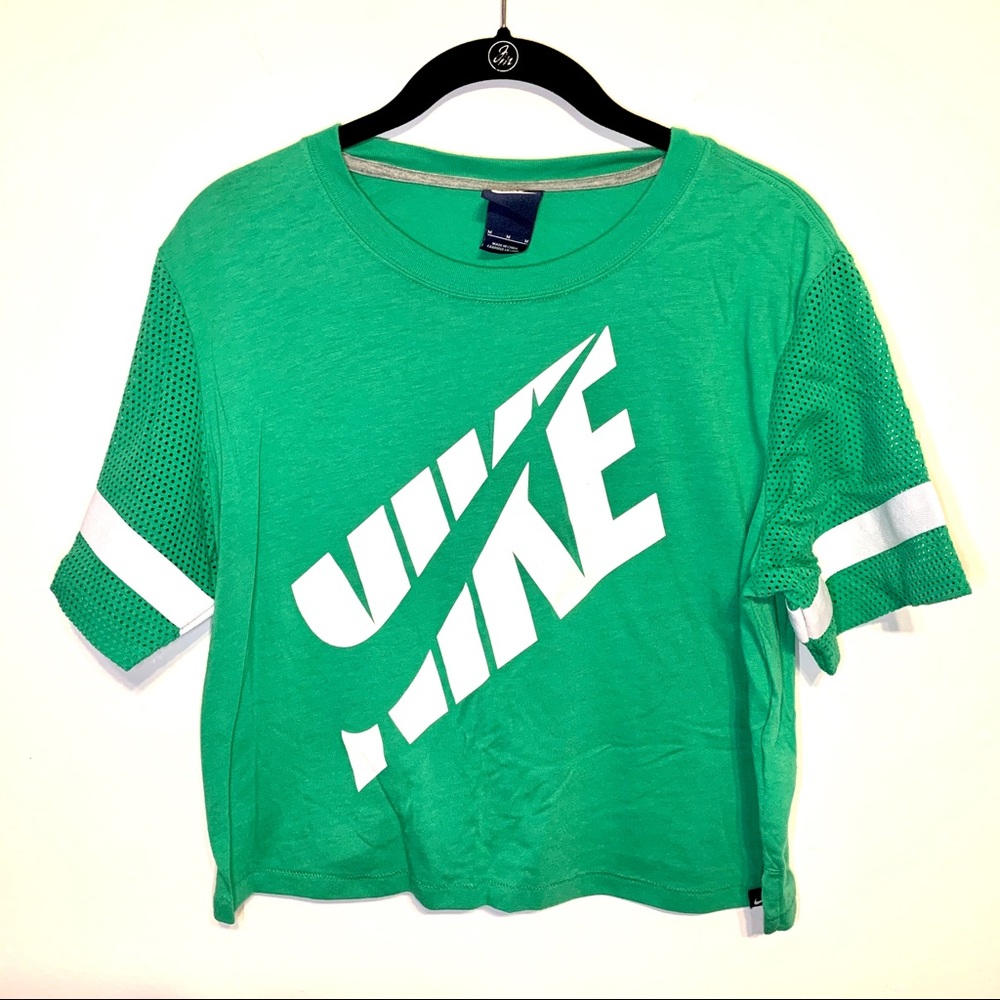 NIKE Crop Top